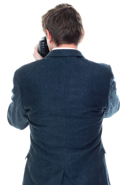 后视图/背面/一人/一人/腰部以上/ 20-29岁的成年人英俊的人棕色头发/有胡子的白人男性/年轻人摄影师/摄影/游客/经理/商人/站着的商人图片下载