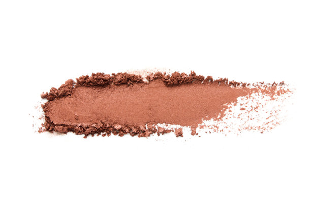 眼影样本孤立在白色背景上。破碎的棕色金属眼影。时尚与美容行业的概念。——图片图片下载
