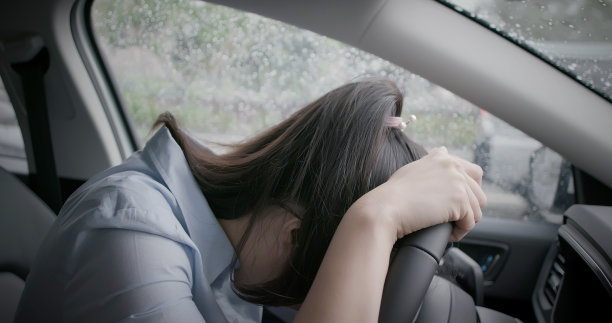 女人在车里感到沮丧图片下载