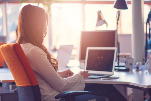 在现代办公室里，创业者们每天都在工作图片下载