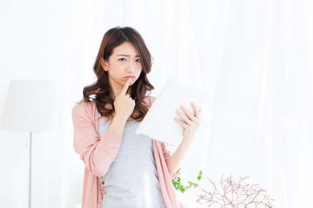 女人看到平板电脑，就想，图片下载