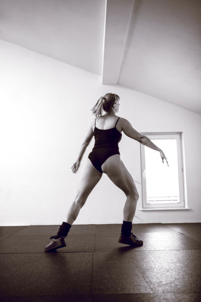 健身房女运动员瑜伽练习图片下载