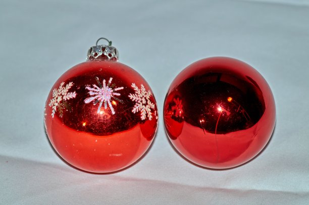 白色背景上孤立的红色圣诞球图片下载