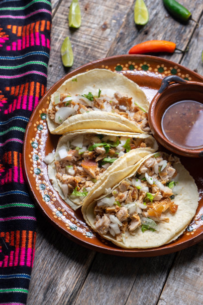 墨西哥猪肉玉米饼也叫“carnitas”在木制背景图片下载