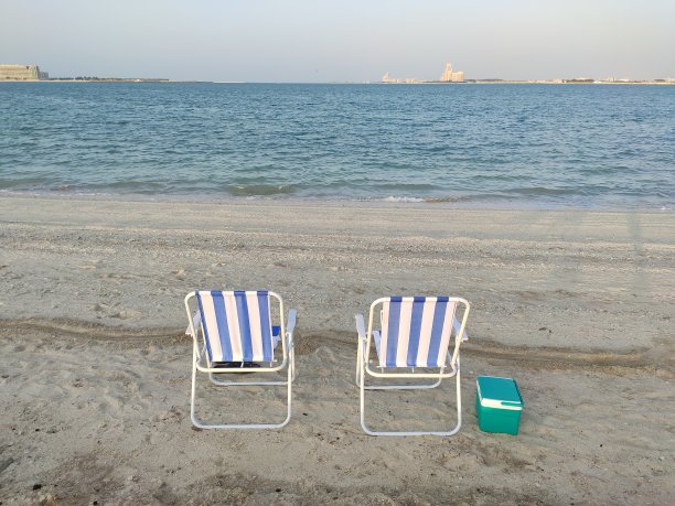 沙滩上的两把椅子图片下载