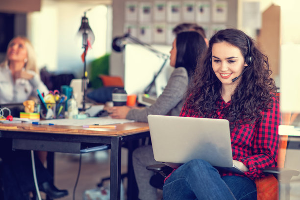 在现代办公室里，创业者们每天都在工作图片下载