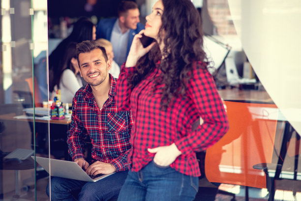 近距离的美丽的商务女士的照片看一边说话交流电话智能电话办公室图片下载