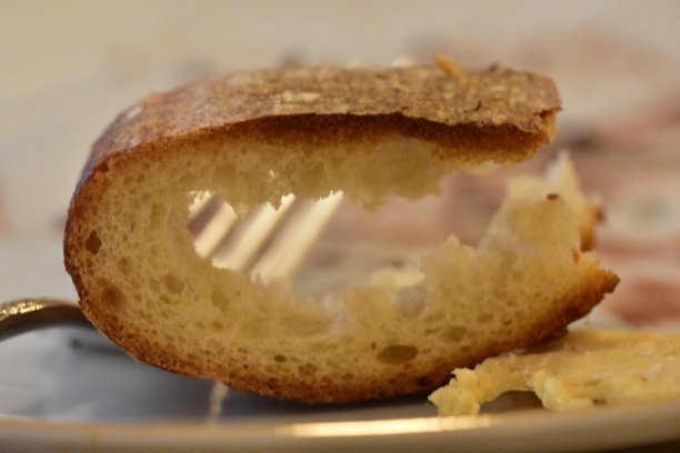 用叉子放在盘子里的面包皮图片下载