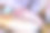 女人的手显示与钻石戒指。她订婚了。订婚戒指插入手指的照片。女人手上戴着一枚钻石戒指图片下载