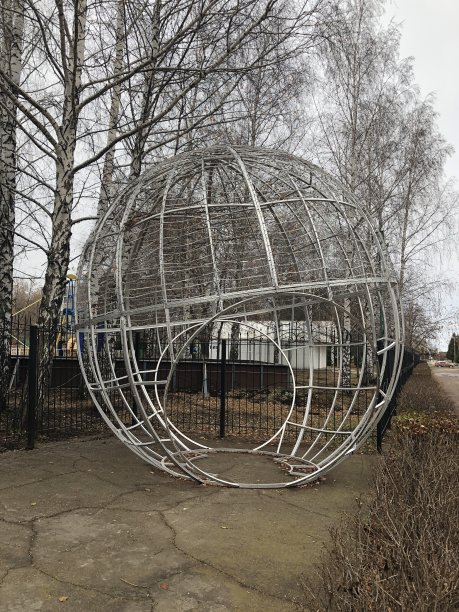 公园里的金属建筑图片下载