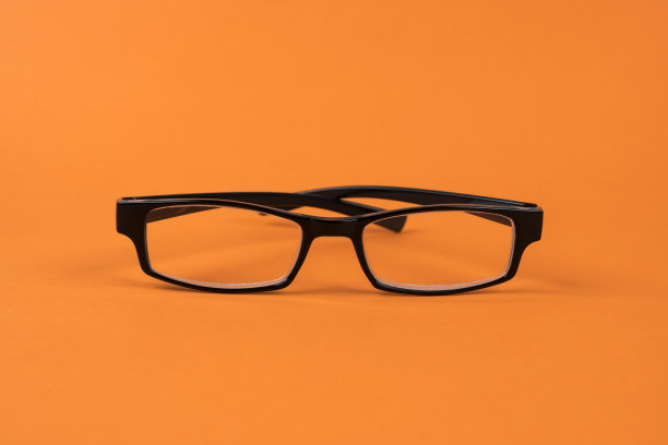 黑色眼镜橙色背景图片下载