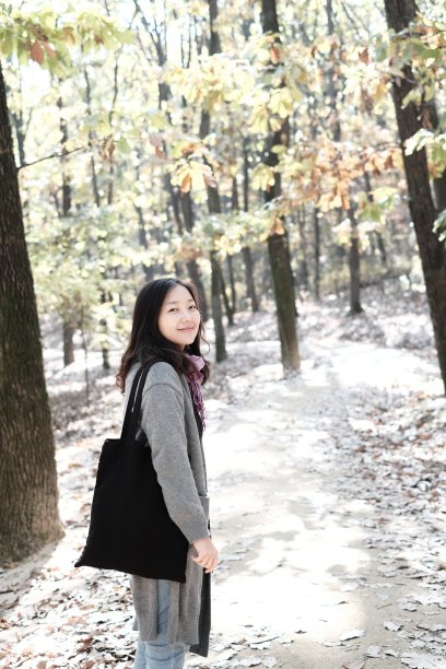 秋天的森林路上的女人图片下载