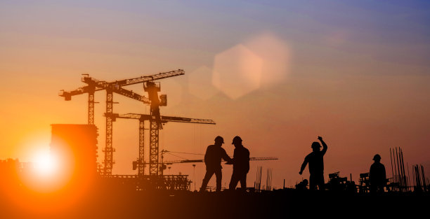 轮廓测量工程师和施工队在现场工作在模糊的工业背景与光fair薄膜颗粒效果。从多个参考图像一起创建图片下载