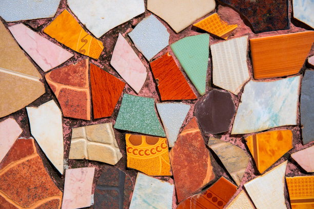 彩色陶瓷马赛克地板。创意回收马赛克俯视图照片。浴室或厨房地板设计理念。图片下载