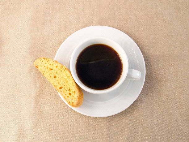 一杯咖啡和脆饼。图片下载