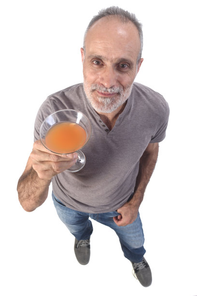 在白色背景下喝酒的男人图片下载