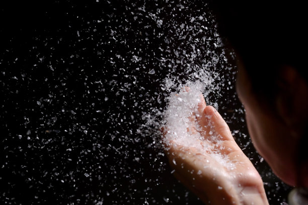 女人在黑暗中吹假雪图片下载