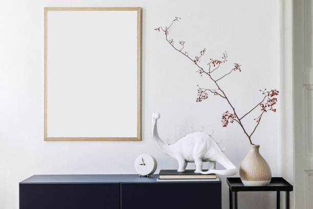 时尚的斯堪的纳维亚客厅模拟海报框架，海军蓝的马桶，台灯和优雅的配件。现代家居装饰。室内设计。模板准备使用。图片下载