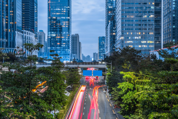 在中国，黄昏时穿过城市的交通灯图片下载