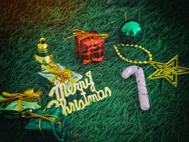 五彩礼盒的抽象艺术设计背景和周年、新年的装饰，绿草底层，模糊的灯光环绕图片下载