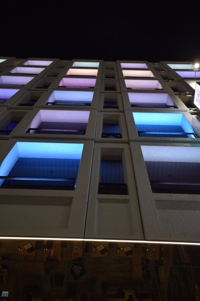 在日本东京银座区，一个受欢迎的高档购物区，一幢建筑的夜间彩色立面图片下载