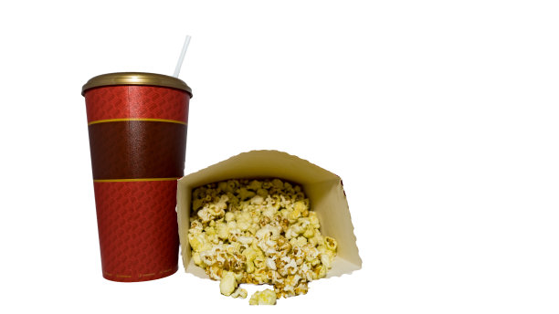 桌上有玉米，还有一杯水图片下载