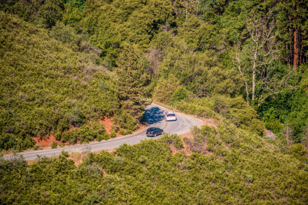 加州红杉国家公园的山路和游客汽车图片下载