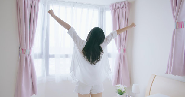 亚洲妇女伸展她的身体图片下载