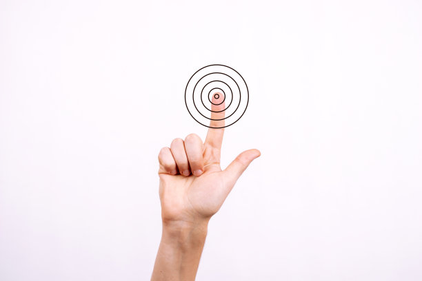 这名男子的手孤立在白色背景上。手势指向，大拇指向上，选择，按下，指示。图片下载