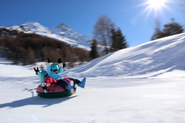 人们在雪山上滑雪图片下载