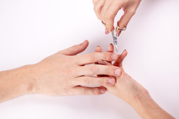 男士美甲沙龙。美容护理理念。美晋升。水疗，修指甲，指甲加工。美丽的男性的手。图片下载