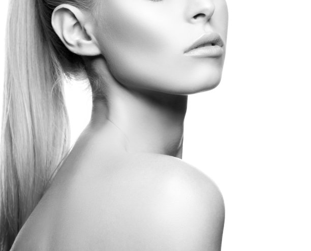 美女模特脸部分肖像。完美的皮肤，自然的妆容。黑色和白色图片下载