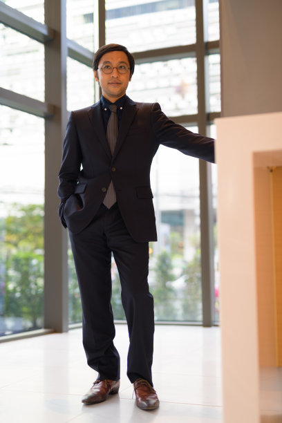 亚洲商人在窗边思考的全身照片图片下载