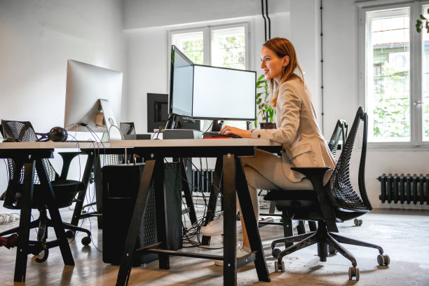 年轻漂亮的女人在她的办公室工作图片下载