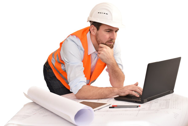 建筑师/工程师在他的办公桌上计划建造一个白色的房子背景图片下载