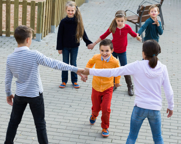 一群友好的孩子在玩红色漫游车图片下载