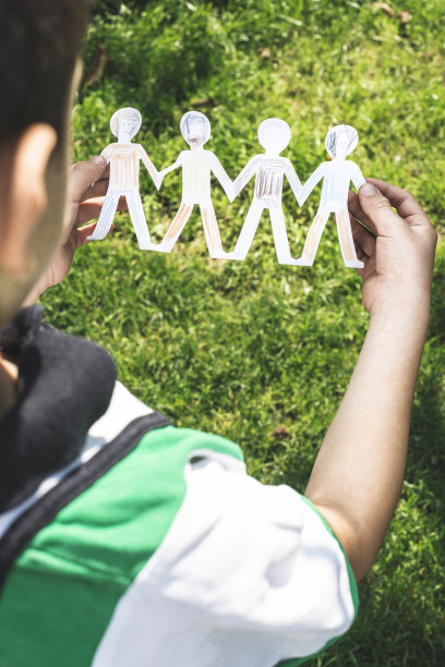 孩子拿着纸做人物图片下载