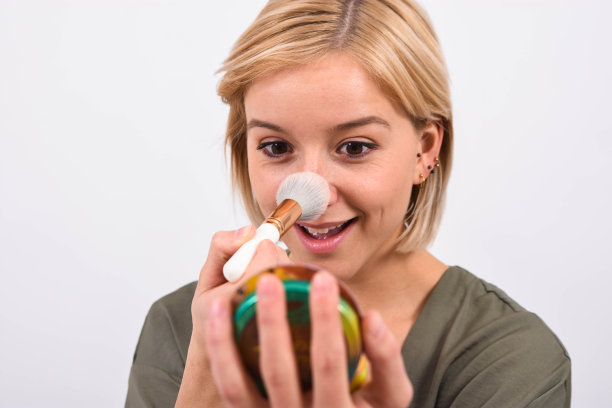 模特准备好了，她看着镜子。这就是摄影师拍摄照片的时刻图片下载