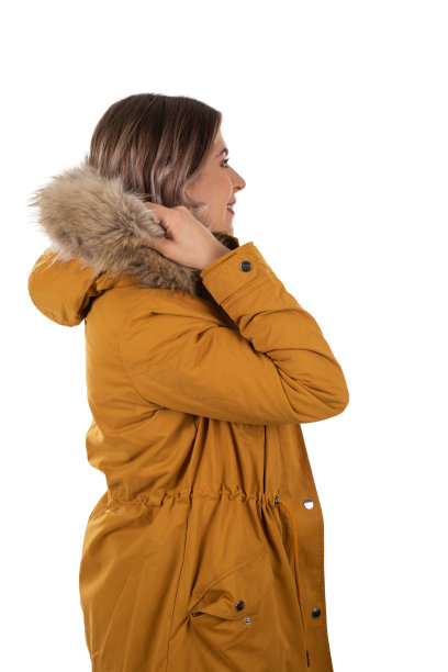 穿着芥末色夹克的迷人女人图片下载