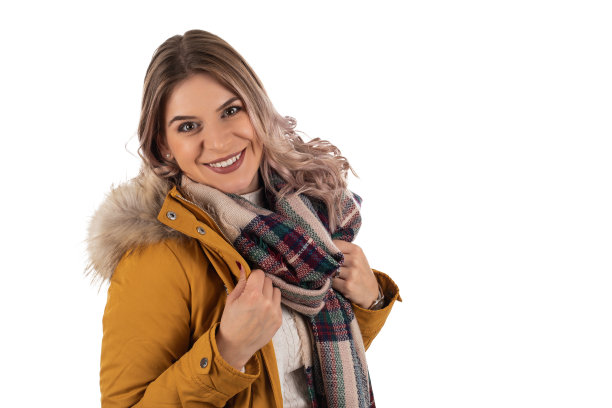 穿着芥末色夹克的迷人女人图片下载