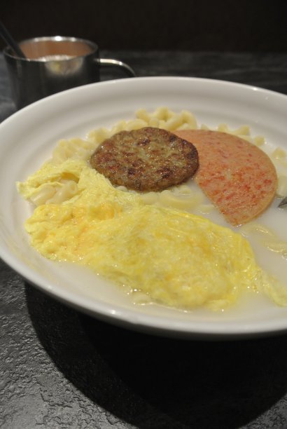 汉堡肉，午餐肉，鸡蛋配通心粉图片下载