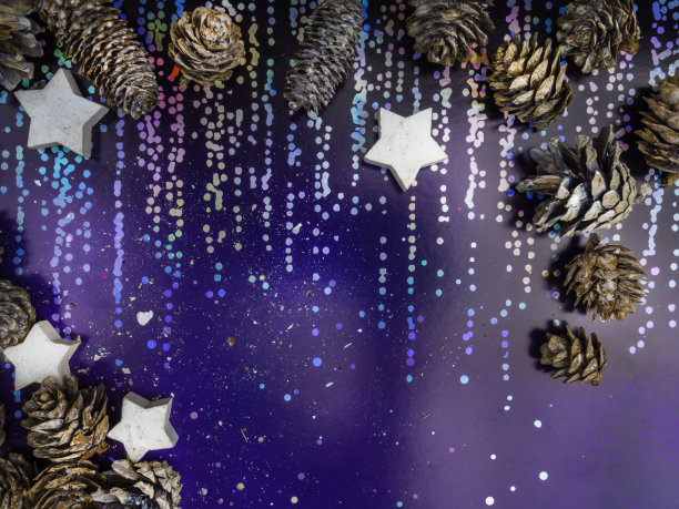 幻彩全息彩虹照片，彩色彩虹表面。假日概念与锥形和白色星星。颜色的闪光。闪亮的背景。圣诞节和新年的概念图片下载