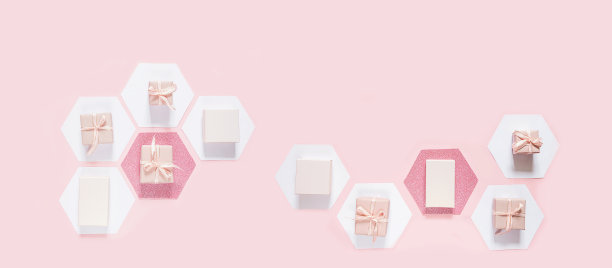 节日的粉红色平躺着。一套白色六角形的粉底六角形礼盒，生日，婚礼，母亲节，情人节，贺卡。横幅图片下载