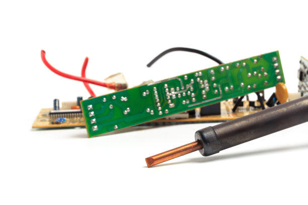 微电路和烙铁隔离在白色背景上图片下载