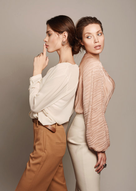 时尚肖像两个美丽的奢侈女人与珠宝。年轻女性戴着闪亮的项链和耳环的照片。图片下载