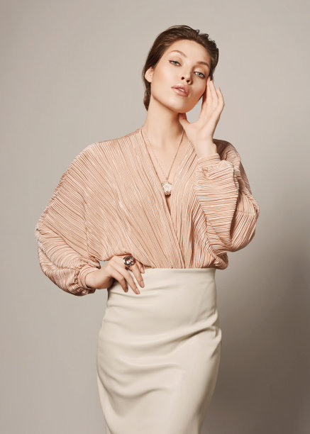 时尚肖像美丽的奢侈女人与珠宝。照片中的年轻女子戴着闪亮的项链和耳环。图片下载