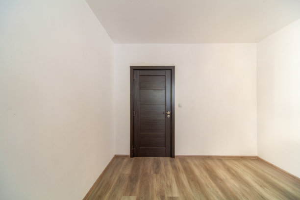 空房间紧闭木门，铺木地板。白墙图片下载