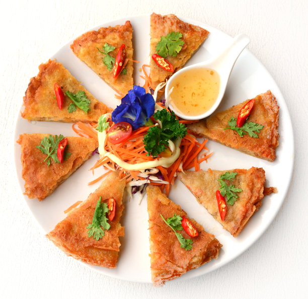 Goong Gra Buang:脆脆的春卷，里面塞满了虾和猪肉。越南的传统食品。图片下载