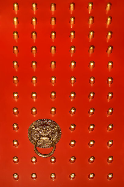 仿古庙的中国古典图案，红门配金饰。红色的东方背景。图片下载