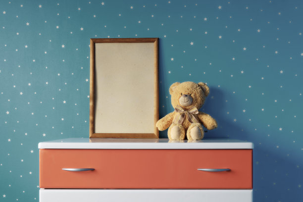 幼儿室红白床头柜上可爱的儿童玩具相框图片下载